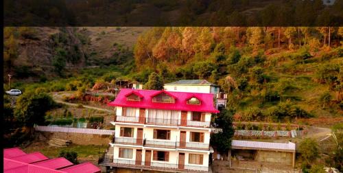 Shimla House | Cozy Banoak Homes in Mashobra with Oceanfront Dining