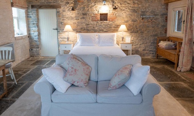 Shepton Mallet Bed & Breakfast | Experience The Barn at Amberwell: Top-Rated 4-Star Stay