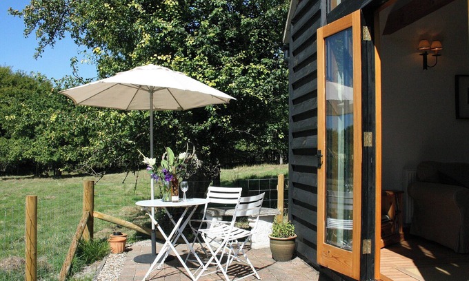 Bilting Cottage | Bright 1 Bedroom Getaway in Brook with Family Amenities