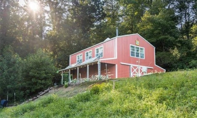 Hendersonville House | Pet-Friendly Getaway at The Barn at Slick Rock: 10/10 Rated