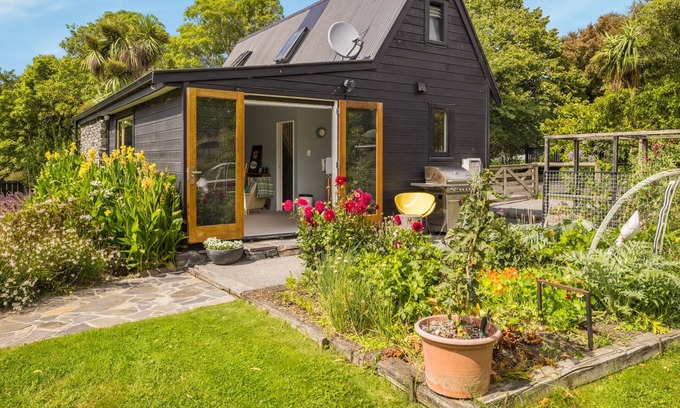 Christchurch House | THE BARN, family friendly, with a garden in Christchurch