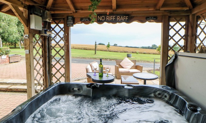 Northallerton Cottage | Relaxing Escape at The Barn with Spa and Hot Tub Amenities