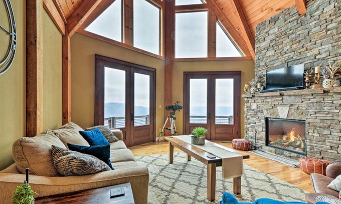 Caldwell House | Relaxing Barn House Caldwell Mountain Retreat with Hot Tub