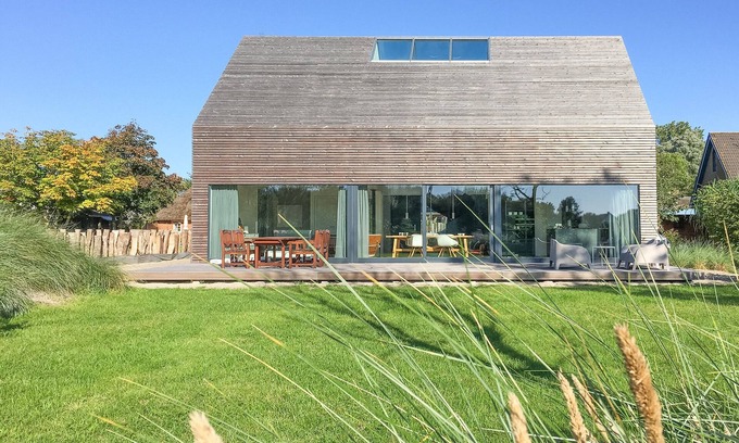 Hauert House | Oceanfront Barn House in Tating for 5 - Rated 9/10