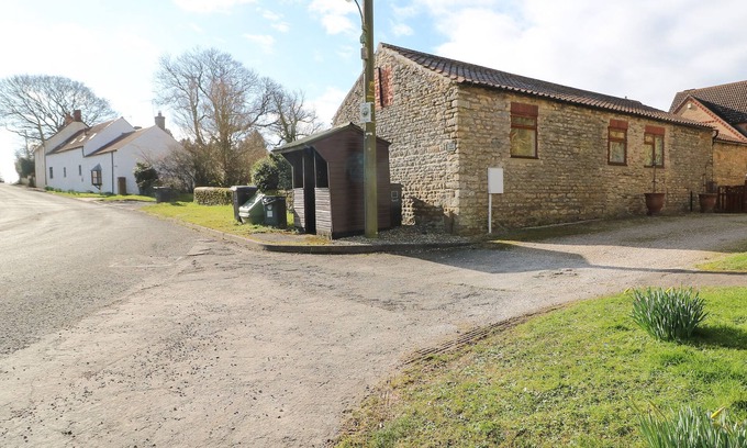 Glentham House | Discover The Barn: Pet-Friendly Retreat with Garden Access