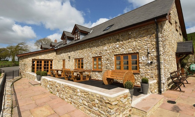 Colyton Cottage | Discover The Barn: Pet-Friendly Holiday Cottage in Southleigh