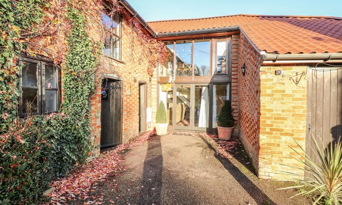 Thetford Cottage | Pet-Friendly Cottage Retreat with Spa and Hot Tub Access