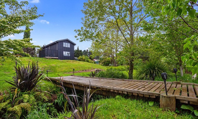 Waihi House | Cozy Retreat at The Barn - Waihi Holiday Home for Families