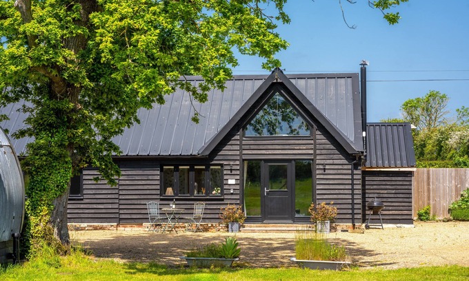 Halesworth House | Perfect Retreat for Friends with Kitchen and Breakfast Options