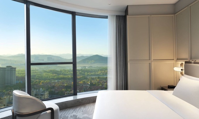 Lixia District Hotel | Relax at The Barony Jinan East with Pool & Family-Friendly Amenities