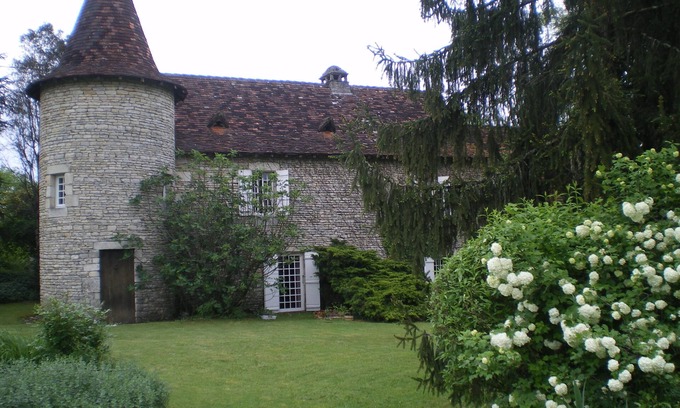 La Boissiere-d’Ans House | Explore The Barsac Lodge: Family-Friendly with Kitchenette