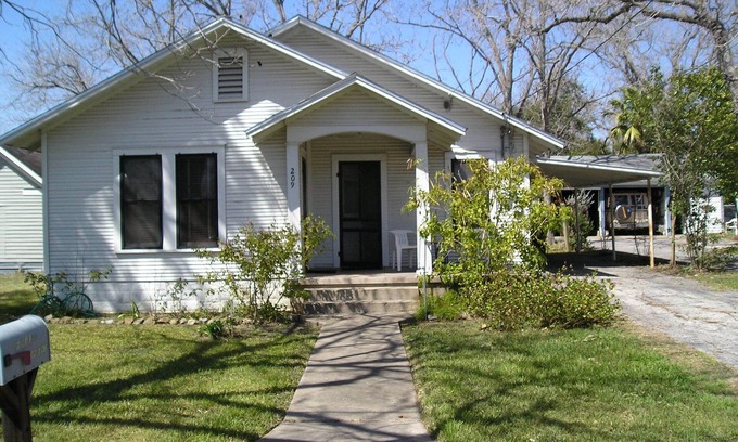 Shiner House | Experience The Barta Bungalow in Shiner - Rated 9.8/10