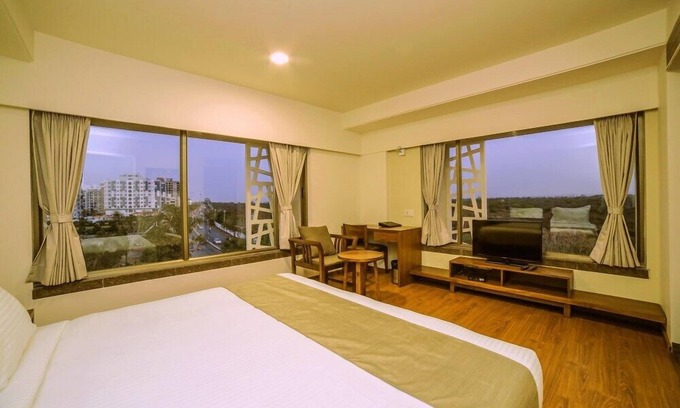 Bhavnagar Hotel | Family-Friendly The Basil Park with Restaurant & Breakfast