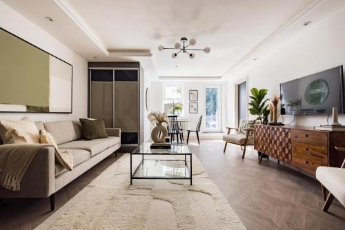 Shaftesbury Apartment | Stylish Battersea Flat with Terrace - Family Friendly Stay