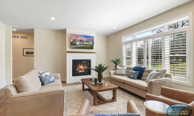 Williams Bay House | The Bay Constellation -Walk to Yerkes |Firepit |Pool Table|New Construction