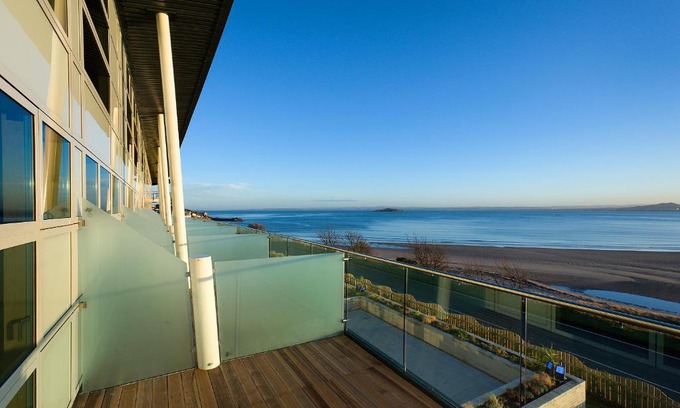 Burntisland Hotel | Relax at The Bay Hotel: Oceanfront Stay with Great Amenities