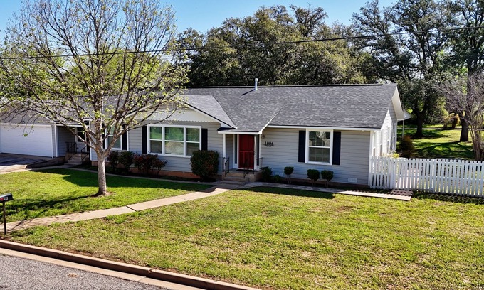 Llano House | Comfortable Stay at The Bayley House with Hot Tub & Breakfast