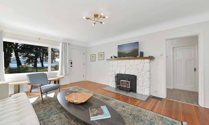 North Saanich House | Ocean View Bliss at The Bayside Cottage - 9.6/10 Rated