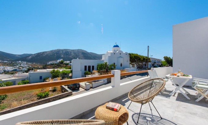 Artemonas Apartment | Explore The Be House: Family-Friendly Retreat with Breakfast