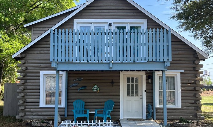 Gulf Breeze Cabin | The Beach Cabin - Steps from Navarre/Pensacola Access!