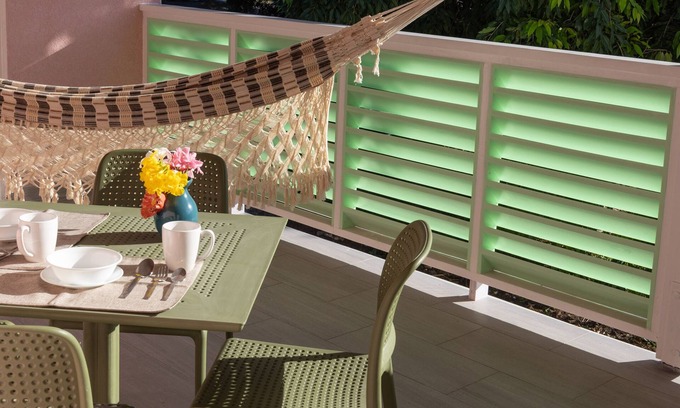 Runaway Bay Apartment | Beachside Escape: 10/10 Rating, Ocean View & Spa Amenities