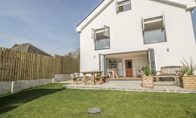 Perranporth House | Premium Stay at The Beach Halt - 5-Star Child-Friendly Hotel