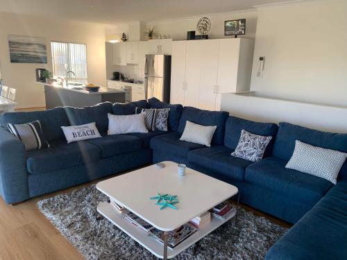 Middleton House | Relax at The Beach House - 4-Star Family-Friendly Retreat