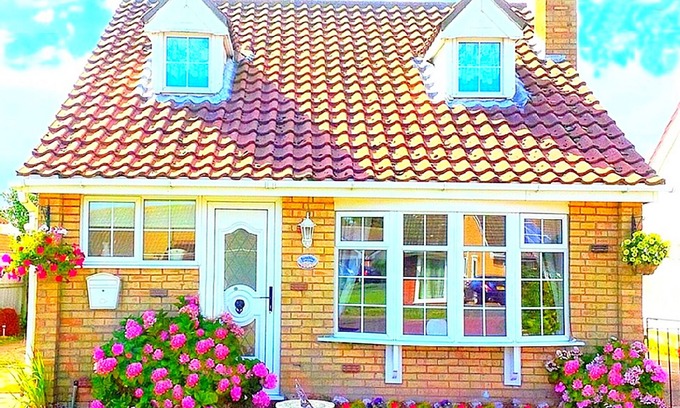 Sutton-on-Sea Cottage | Charming Beachside Cottage with Ocean View and Pet Friendly!