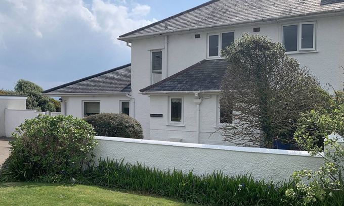 Criccieth Cottage | Experience Family Fun at The Beach House Criccieth with Hot Tub