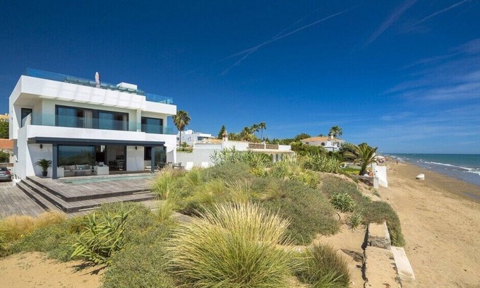 Urbanizacion Costabella Villa | Beachfront Villa Retreat: Family-Friendly Escape in Elviria