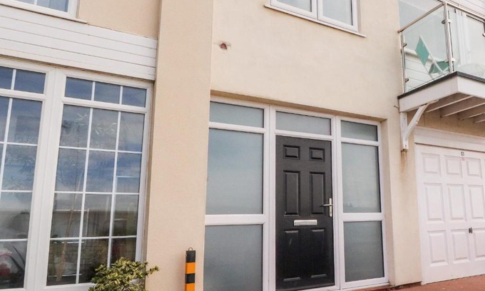 Thornton-Cleveleys House | Beautiful Beach House: Family-Friendly Retreat Rated 9/10