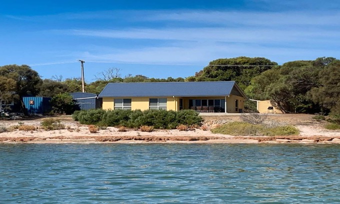 Lake Wangary House | The Beach House - Prime Location with Kitchen & Family Amenities