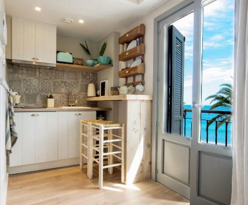 Aduanas Hotel | Relax at The Beach House Studios & Suites with Ocean View