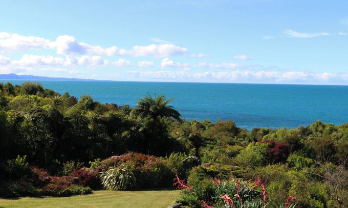Onekaka House | Beach Lodge: Secluded Retreat with Panoramic Sea Views