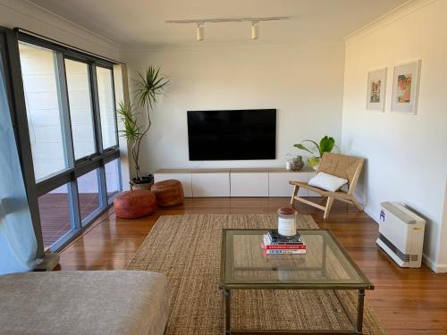 Sanctuary Point House | Beachcomber: Family-Friendly Retreat with High Guest Ratings