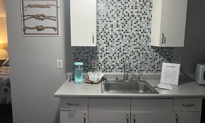 Sylvan Beach Hotel | Beachside Bliss at Carbone's Suites with Family-Friendly Perks