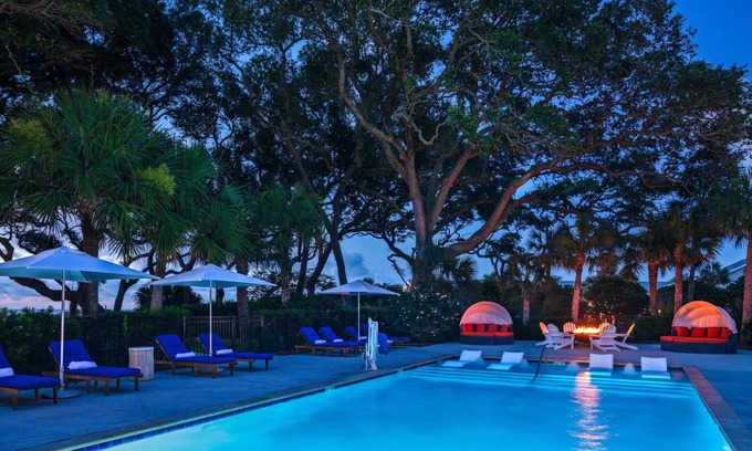 Jekyll Island Hotel | Beachview Club: Family-Friendly Retreat with Pool and Dining