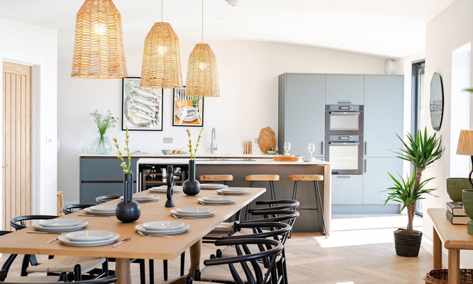 Widemouth Bay House | The Beacon is a five bedroomed terraced seafront retreat with incredible views of Widemouth Bay. It