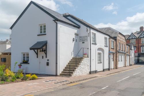 Usk Apartment | Discover The Bear: Family-Friendly Retreat with High Ratings