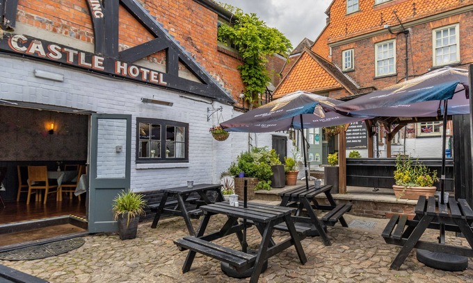 Marlborough Hotel | Cozy Stay at The Bear Marlborough with Family-Friendly Dining