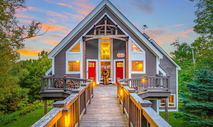 Stratton Mountain House | Cozy Bear Ski House: 5 Mins to Stratton Mountain Fun