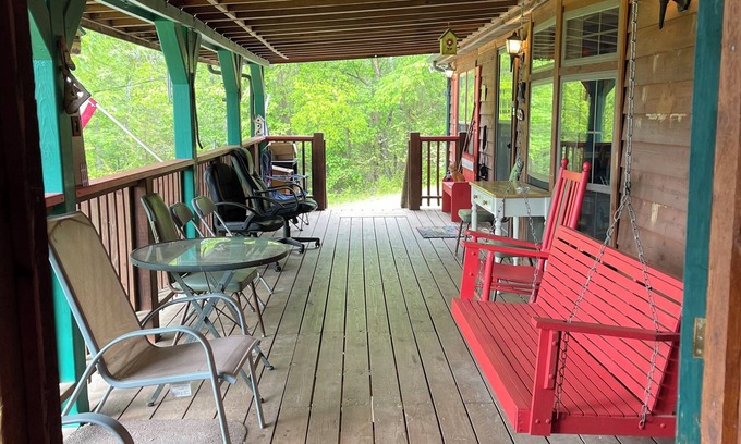 Newport Cabin | Tranquil Bears Den Cabin: Perfect Getaway Near Gatlinburg