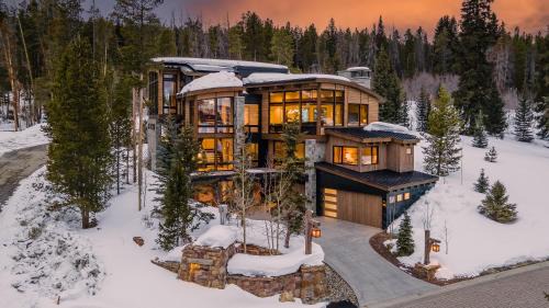 Breckenridge House | Discover Family-Friendly Comfort at The Bear's Den