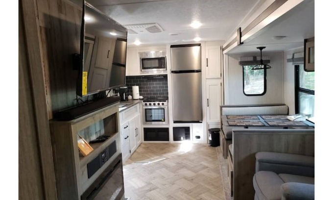 Weirsdale House | Pet-Friendly Retreat with Lake Views at The Beautiful Blue