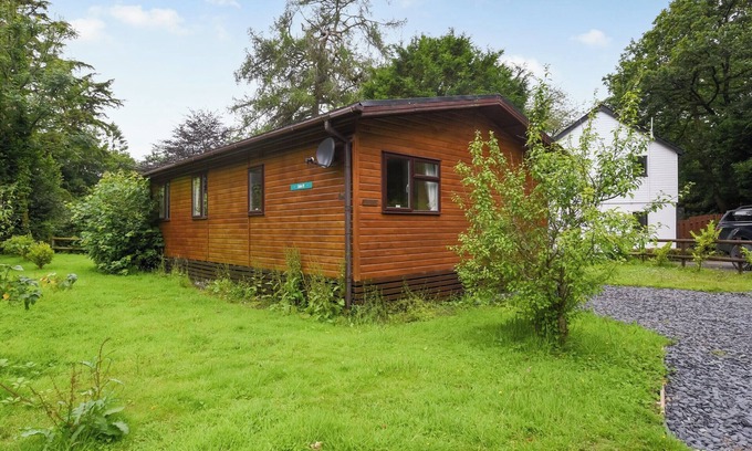 Machynlleth Cottage | Unwind by Serene Waters in a Forest Retreat