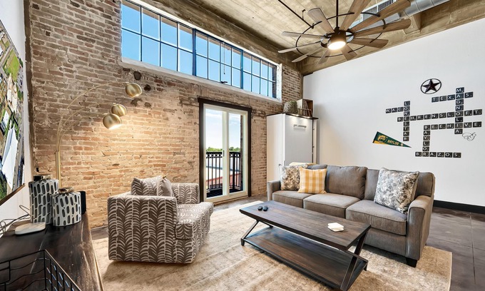 Brazos Condo | Experience The Beehive: Downtown Waco's Premier Hotel