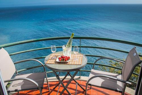 Camara de Lobos Apartment | Oceanfront Above the Sea Apartment – Rated 10/10 by Guests