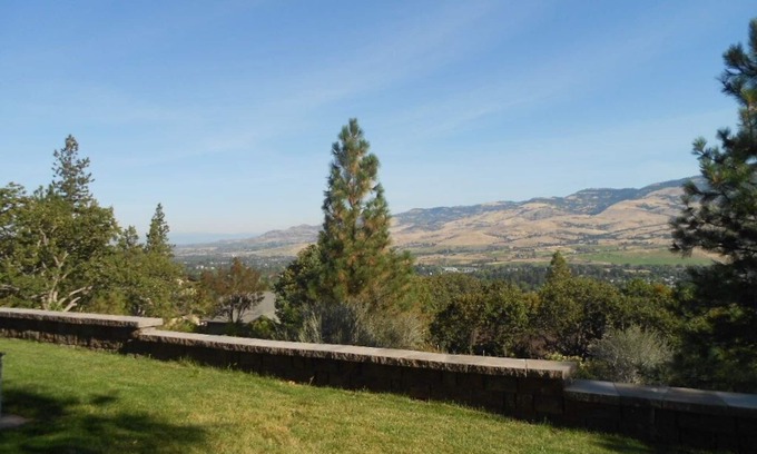 Ashland Villa | Top-Rated Ashland Hotel with Pool & Spa Amenities