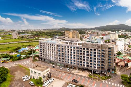 Seongsan Hotel | Discover Jeju Seongsan: Family-Friendly with a Pool