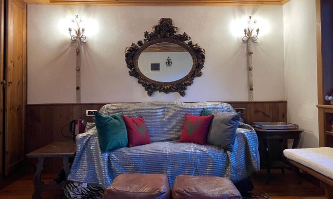 Cortina d'Ampezzo Historic Centre Apartment | Prime Location: Stroll to Attractions, Enjoy Breakfast & Hot Tub